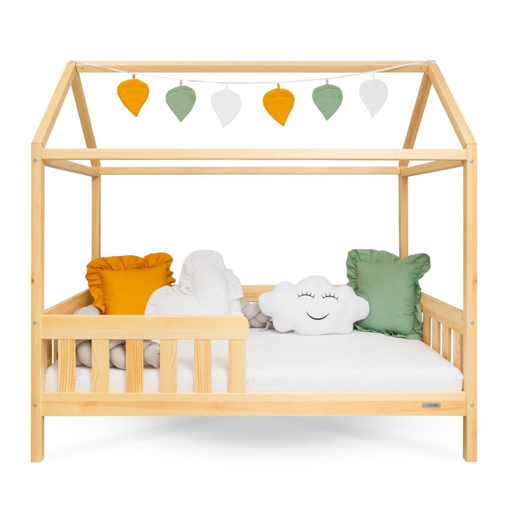Pat pentru copii în formă de căsuță cu barieră de protecție și suport pentru saltea New Baby CASTELLO 160x80 cm