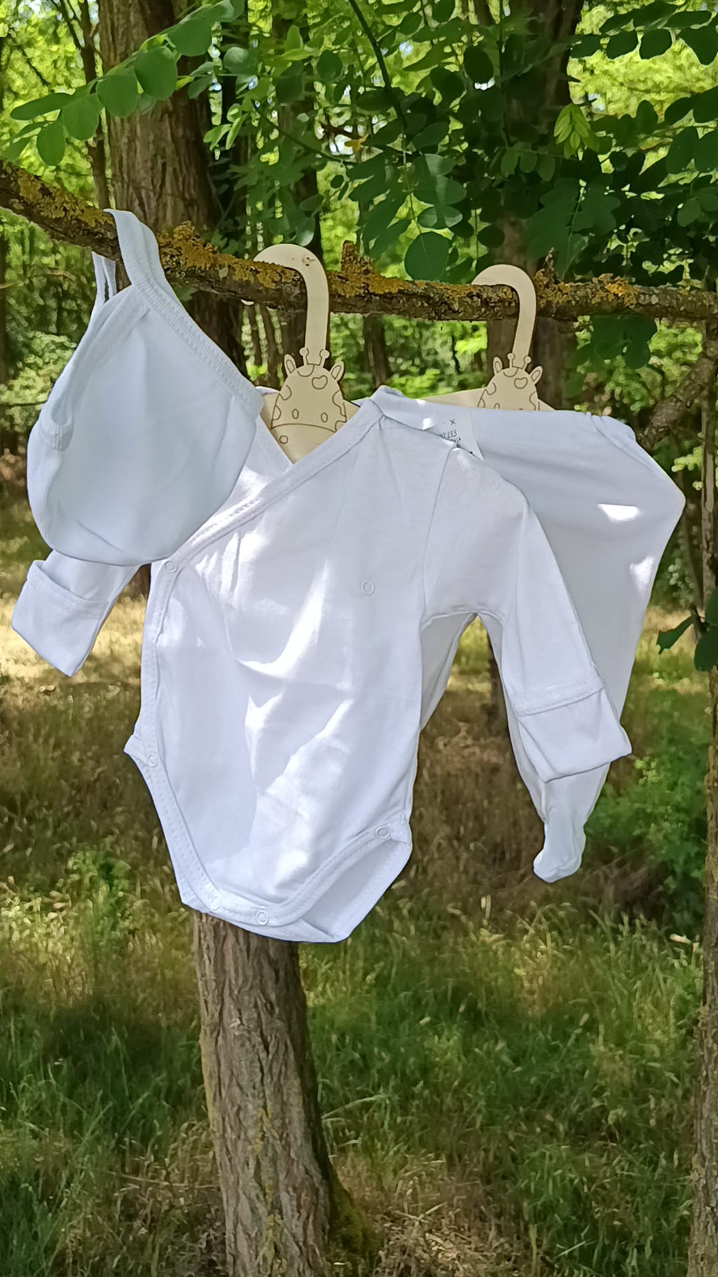 Body tip pieptar cu mănuși, pantalonași cu botoșei și căciuliță (bumbac 100%)